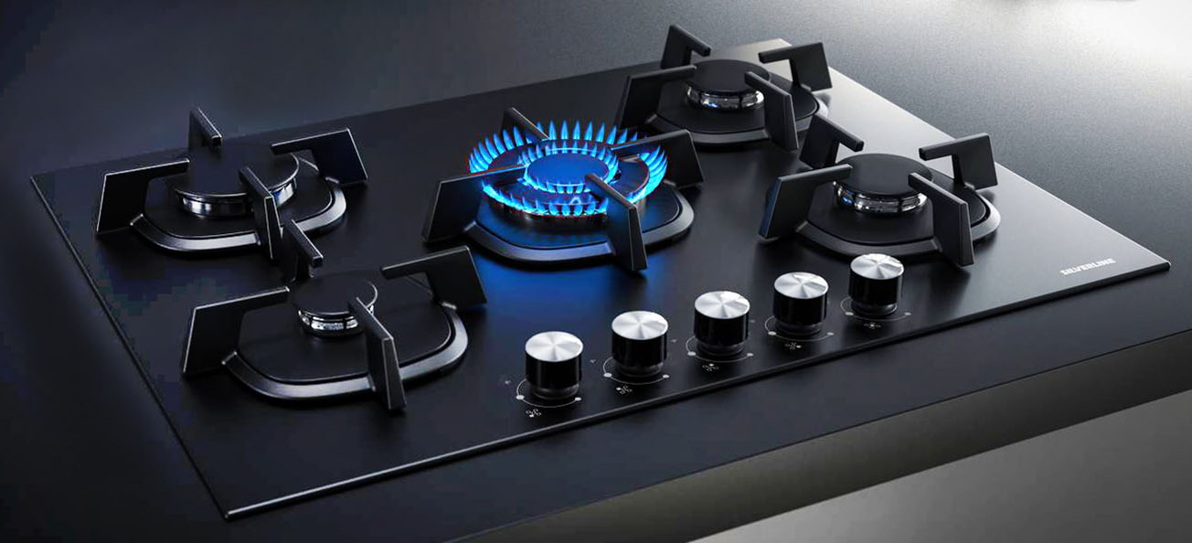 Funzionale, elegante e facile da usare, il piano a gas CS5405B01 di Silverline é dotato di 5 fuochi, griglie in ghisa e valvola di sicurezza. In vetro, ha 5 bruciatori gas, di cui uno wok da 3,8 kW, e griglie in ghisa. Largo 75 cm, l’accensione sottomanopola assicura praticità e velocità, mentre i comandi frontali ergonomici permettono un controllo preciso della fiamma. Prezzo 683 euro. www.silverlineitalia.com