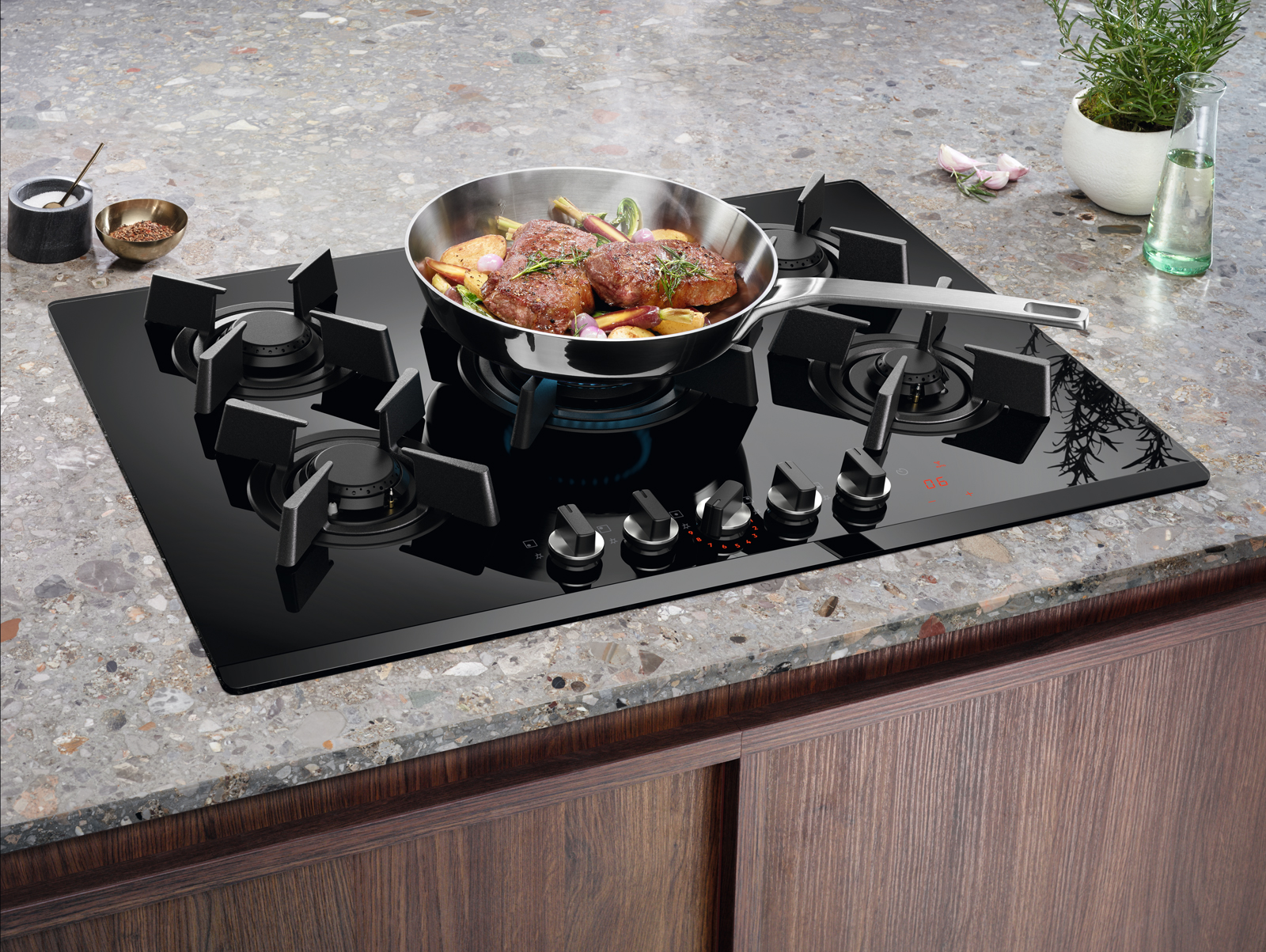 Il bruciatore Wok multicorona nel piano cottura Serie 600 Gas on Glass EGG7536K di Electrolux assicura un riscaldamento rapido e una distribuzione uniforme del calore. Con 5 fuochi, il piano è dotato di bruciatori SpeedBurner che combinano la loro struttura ed ergonomia tradizionale ad elevate prestazioni di cottura, garantendo maggior efficienza energetica fino al 20% in più. In cristallo temperato nero, ha regolazione della fiamma che consente di adattare con precisione il livello di calore a ogni preparazione. Il sistema SicurGas interrompe automaticamente l’erogazione del gas in caso di spegnimento accidentale. Prezzo 599 euro. www.electrolux.it