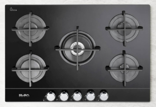 Il fascino autentico della fiamma si unisce all’eleganza della superficie in vetroceramica nera nel piano gas Elio 75 545 CG di Elba. Ha cinque zone di cottura, tra cui un bruciatore doppia corona da 3,8 kW, griglie in ghisa e manopole in metallo spazzolato. Può essere installato a filotop. Misura 75 cm. Prezzo 755 euro. https://www.elba-cookers.com