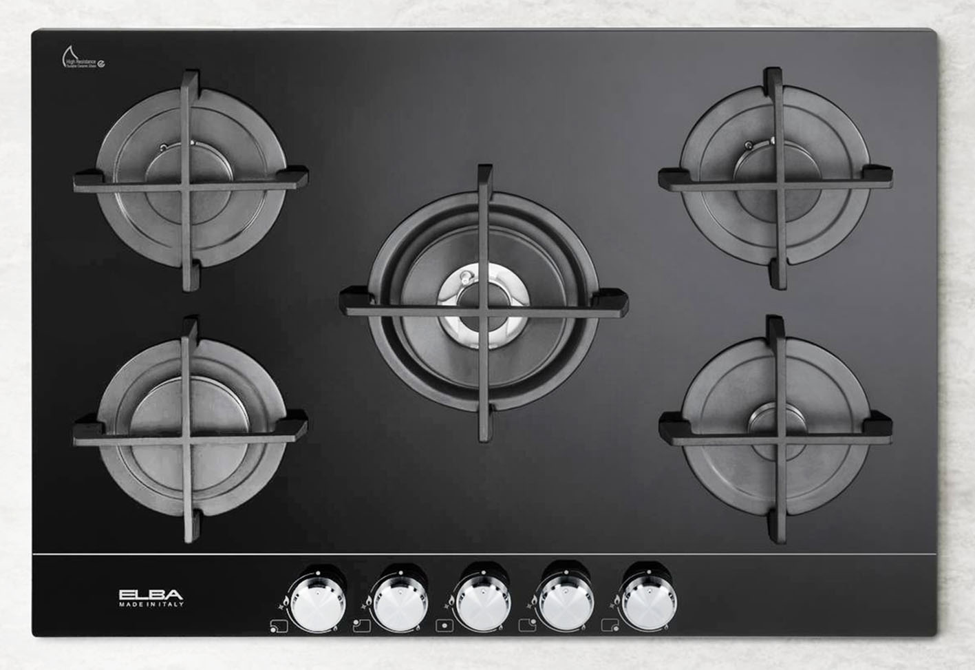Il fascino autentico della fiamma si unisce all’eleganza della superficie in vetroceramica nera nel piano gas Elio 75 545 CG di Elba. Ha cinque zone di cottura, tra cui un bruciatore doppia corona da 3,8 kW, griglie in ghisa e manopole in metallo spazzolato. Può essere installato a filotop. Misura 75 cm. Prezzo 755 euro. https://www.elba-cookers.com