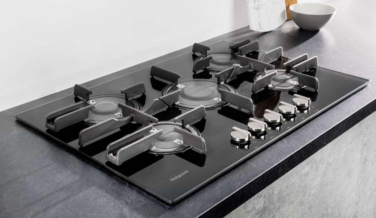 In cristallo nero, il piano cottura FTGHG 751 D/HA(BK) di Hotpoint Ariston ha 5 bruciatori a gas di cui 2 semirapidi da 1,9 kW cadauno. Ha bruciatore Direct Flame: un unico componente ultrapiatto irradia la fiamma in verticale tramite 420 microfori per una perfetta diffusione del calore e una maggiore rapidità di cottura. Largo 75 cm, ha griglie in ghisa. Prezzo da rivenditore. www.hotpoint.it