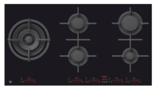Il piano a gas GAS951GSAZ di V-Zug include innovative funzioni come quella per mantenere
una temperatura compresa tra 42°C e 60°C perfetta per sciogliere burro, gelatina, salse e cioccolato, quella Scaldavivande per mantenere una temperatura di circa 65°C o quella denominata Lessare con temperatura compresa tra 70°C e 90°C per evitare che i piatti si cuociano troppo. Da 90 cm, ha display digitale con comandi a scorrimento, 5 zone di cottura (incluso Wok), valvola di sicurezza e griglie in ghisa. Prezzo da rivenditore. www.vzug.com