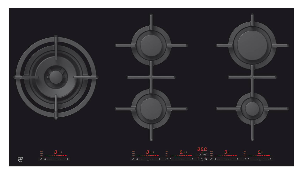 Il piano a gas GAS951GSAZ di V-Zug include innovative funzioni come quella per mantenere
una temperatura compresa tra 42°C e 60°C perfetta per sciogliere burro, gelatina, salse e cioccolato, quella Scaldavivande per mantenere una temperatura di circa 65°C o quella denominata Lessare con temperatura compresa tra 70°C e 90°C per evitare che i piatti si cuociano troppo. Da 90 cm, ha display digitale con comandi a scorrimento, 5 zone di cottura (incluso Wok), valvola di sicurezza e griglie in ghisa. Prezzo da rivenditore. www.vzug.com