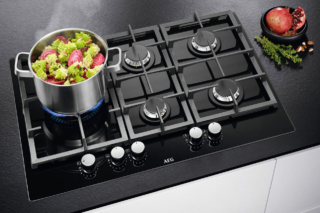 Il piano cottura gas on Glass Serie 6000 HKB75820NB di Aeg ha superficie in vetro nero e griglie in ghisa eleganti e facili da pulire. Dotato di 5 zone cottura, include il bruciatore Wok ideale per cucinare ad alte temperature. La funzione Speed Burner dei bruciatori consente alla fiamma di indirizzare il calore direttamente sul fondo della padella, scaldandola più velocemente e con maggior efficienza. Grazie invece alla tecnologia StepPower i 9 livelli di potenza sono selezionabili in modo preciso permettono di regolare il calore assicurando sempre la giusta intensità. È largo 75 cm. Prezzo 749 euro. www.aeg.it