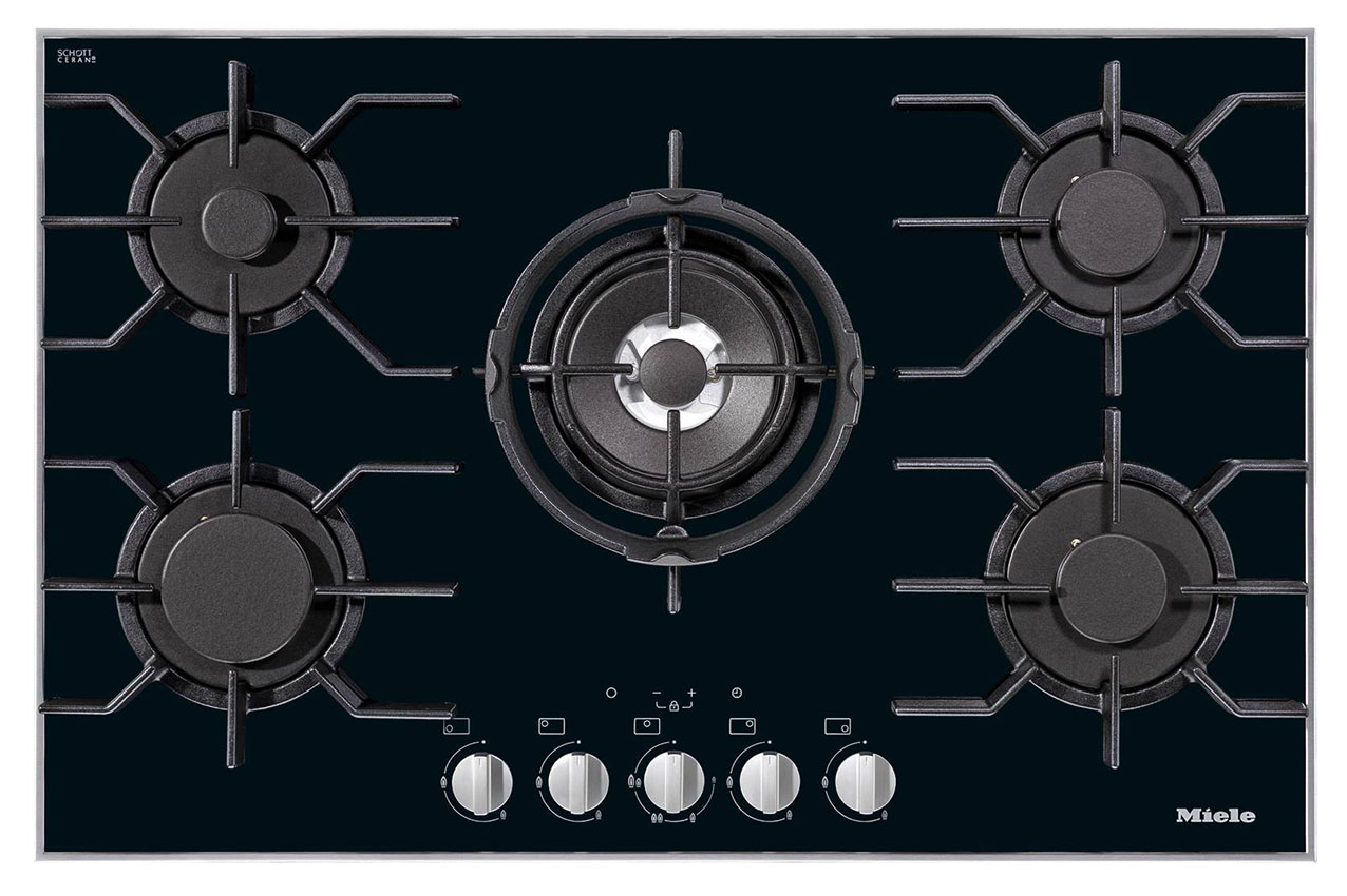 I comandi a una sola mano con manopole con accensione integrata QuickStart, facilitano l’utilizzo del piano KM 3034-1 di Miele. Largo 80 cm, ha 5 bruciatori con 1 Dual Wok. Particolarmente sicuro, ha sistema elettronico GasStop &Restart che rileva lo spegnimento accidentale della fiamma per riaccenderla automaticamente o bloccare l’erogazione del gas. È dotato di manopole in materiale sintetico o in metallo che permettono di regolare la potenza in modo semplice. Prezzo 2.279 euro. www.miele.it