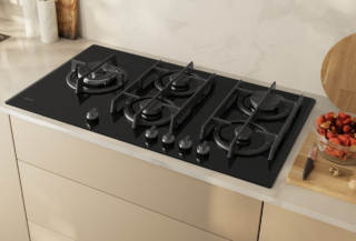 Largo 90 cm e in vetro temperato nero, il piano cottura a gas N 90 T29RHS4S0 di Neff ha bruciatore Dual wok da 5kW con sistema a doppia fiamma e controllo separato delle due corone. La tecnologia FlameSelect® regola l'erogazione del gas con precisione su 9 livelli e le manopole metalliche removibili si illuminano quando sono in uso. Prezzo da rivenditore. www.neff-home.com/it