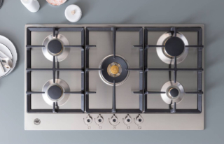 Il piano cottura a gas, da 90 cm, P905CPROX della Serie Professional di Bertazzoni è in acciaio inossidabile. I cinque fuochi in ottone e le manopole in metallo garantiscono una cottura versatile e precisa. Il doppio bruciatore wok centrale, da 5 kW estremamente versatile, permette di sobbollire o cuocere a fuoco minimo, garantendo un controllo preciso della fiamma. Le griglie di appoggio sono in ghisa robuste e sicure. Prezzo 999 euro. www.bertazzoni.com