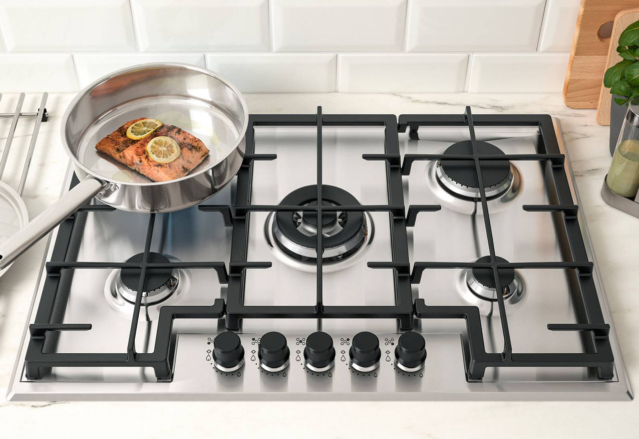 Basta premere e girare le manopole per accendere i bruciatori del piano cottura a gas Skålan di Ikea. Da 74 cm, ha i supporti in ghisa per le pentole che garantiscono stabilità e la regolazione dei bruciatori è facilitata dalla posizione frontale delle manopole. Le valvole di sicurezza integrate chiudono automaticamente il flusso del gas nel caso si spenga la fiamma. Prezzo 249 euro. www.ikea.it