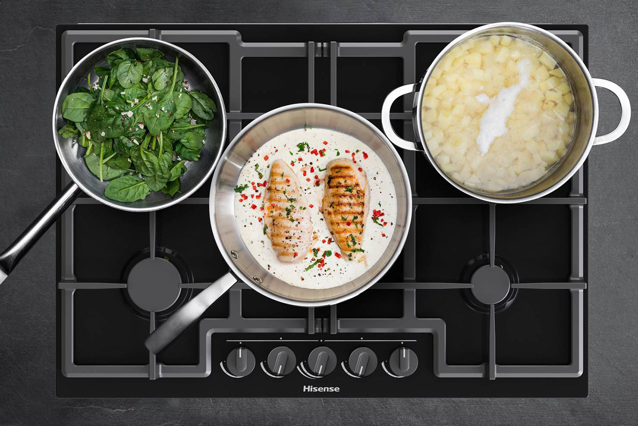 In vetro, il piano cottura a gas GED773B di Hisense ha 5 fuochi, tra cui un potente bruciatore Wok, e griglie in ghisa che garantiscono stabilità e resistenza. Realizzato in lamiera smaltata nera, ha comandi ergonomici posizionati lateralmente e un sistema di accensione simultanea per un utilizzo pratico. La sicurezza è assicurata dalle valvole elettromagnetiche, che bloccano il gas in caso di spegnimento accidentale. È largo74 cm. Prezzo da rivenditore. www.hisense.com