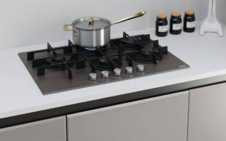 La doppia corona in posizione laterale sinistra nel piano Maris FHMA 755 4G DCL SG C di Franke consente una migliore ergonomia e gestione degli spazi in cottura. Elegante, in vetro Grigio Ardesia, è dotato di 5 fuochi e ha griglie in ghisa. È largo 75 cm. Prezzo 949 euro. www.franke.com