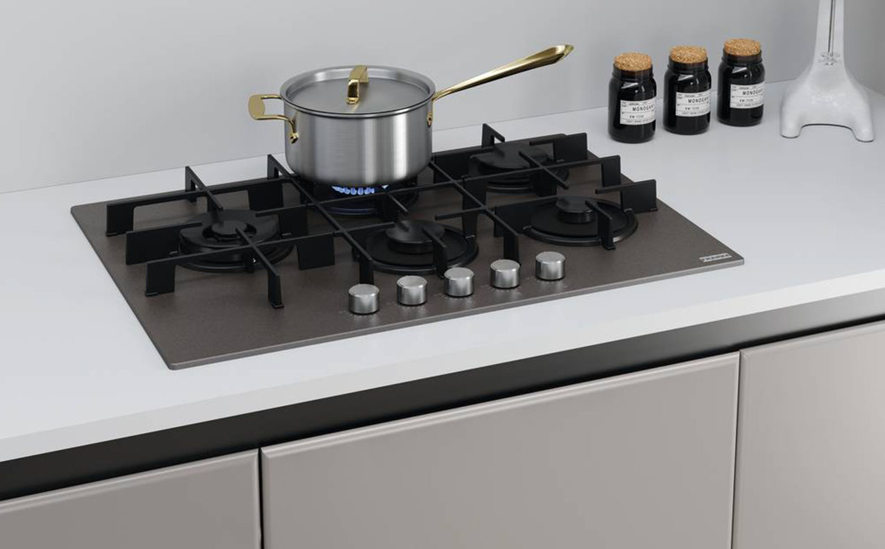 La doppia corona in posizione laterale sinistra nel piano Maris FHMA 755 4G DCL SG C di Franke consente una migliore ergonomia e gestione degli spazi in cottura. Elegante, in vetro Grigio Ardesia, è dotato di 5 fuochi e ha griglie in ghisa. È largo 75 cm. Prezzo 949 euro. www.franke.com