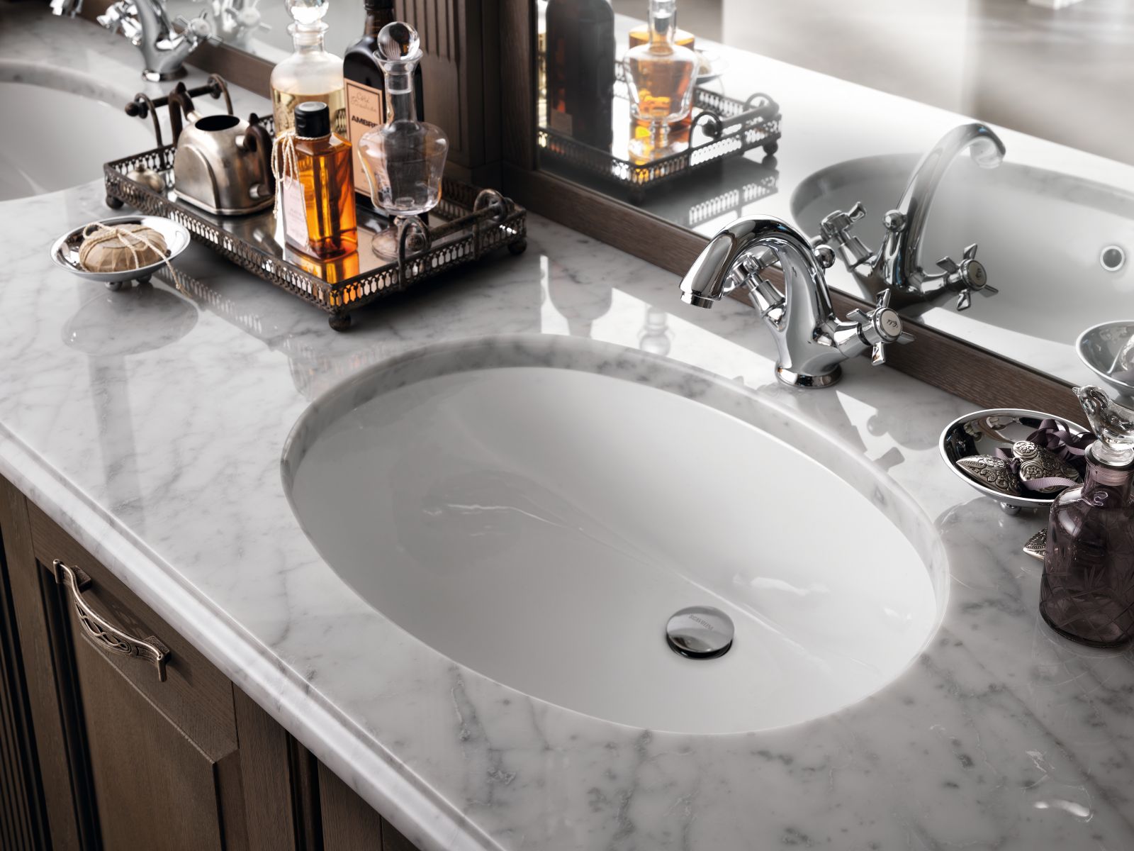 Per un bagno classico di gusto contemporaneo le tre composizioni Baltimora di Scavolini hanno top in Marmo Bianco Carrara. Due hanno lavabi integrati sottopiano, uno di forma rettangolare e uno ovale, una terza proposta è dotata di lavabo ovale a incasso. Prezzo su richiesta. www.scavolini.com