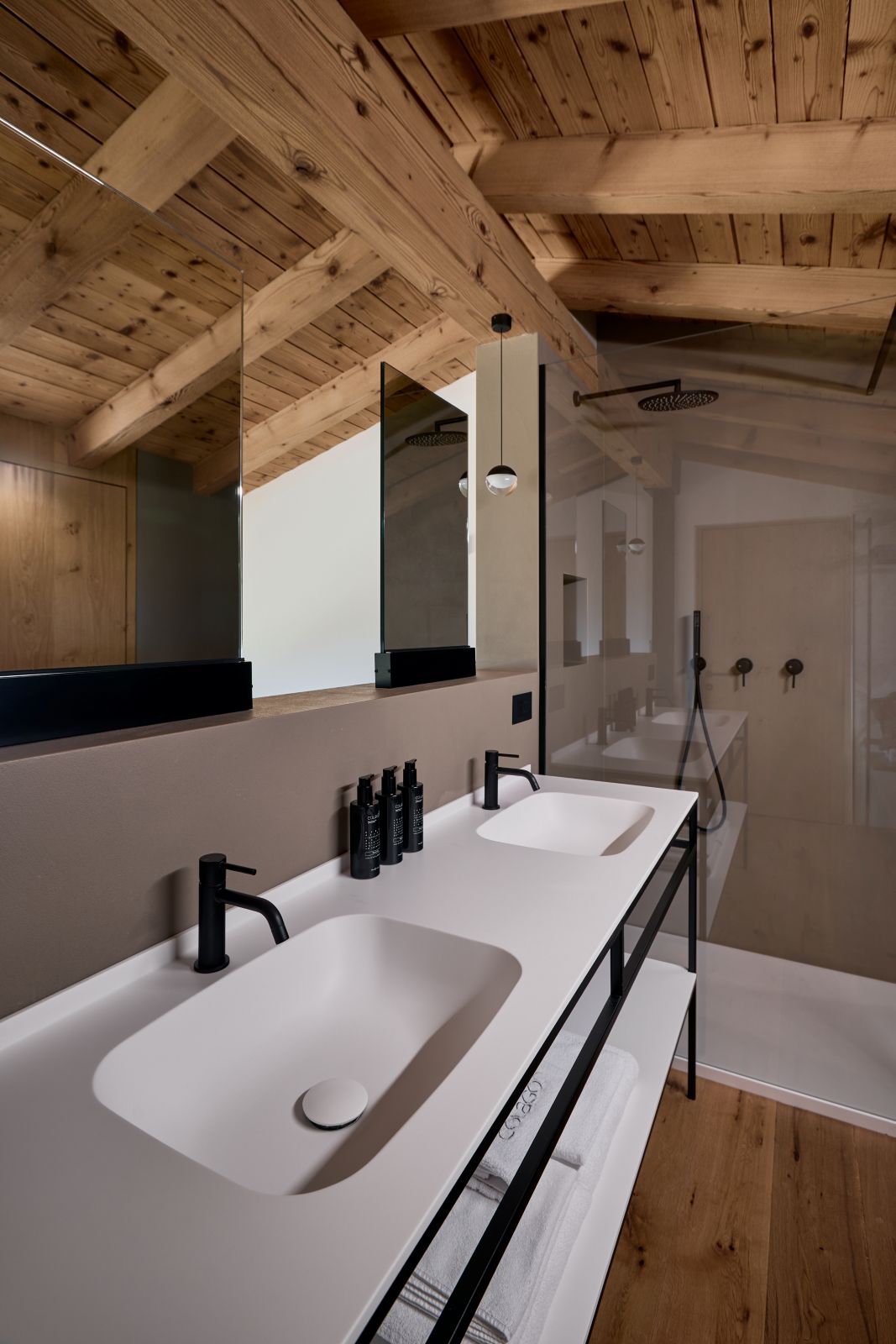 È in Corian® Glacier White il piano lavabo modello Stella di Planit. In foto con doppio lavabo integrato, caduno nelle dimensioni L 47 x P 35,5 cm, e alzatina posteriore arrotondata alta 3 cm. Misura 1402 x 52,1 cm e ha uno spessore di 12 mm. Prezzo della composizione, Iva esclusa, 3.386 euro. www.planit.it