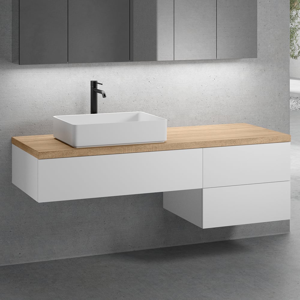 Ha colore Rovere il top per mobile lavabo d’appoggio neoro n50 di Reuter in legno massiccio. Misura L 160 x P 51,5 cm e ha uno spessore di 4 cm. Prezzo su richiesta. www.reuter.com