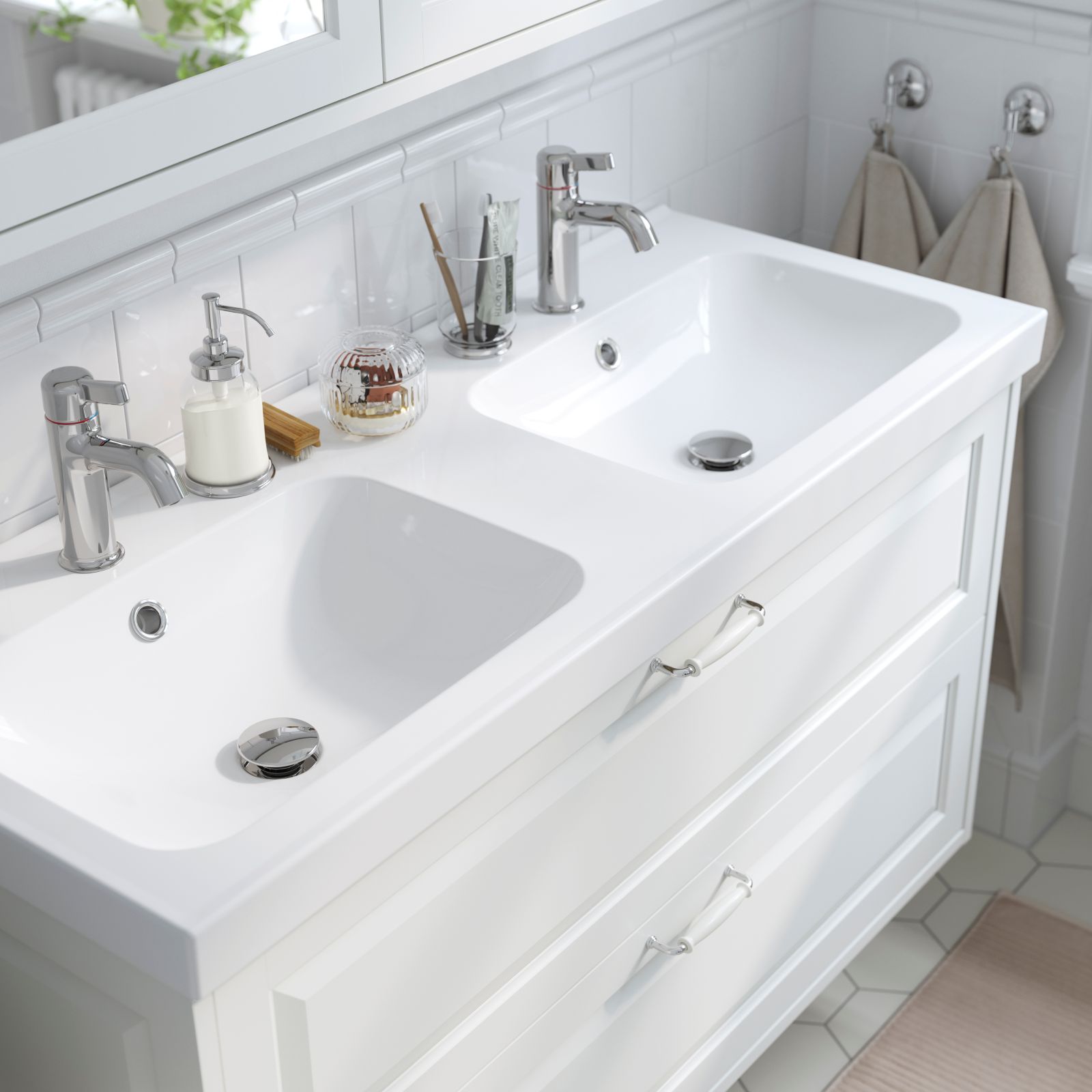 ORRSJÖN di IKEA è un piano con lavabo integrato realizzato in ceramica resistente e facile da pulire. Ha un’ampia superficie d’appoggio per accessori come il portaspazzolino o il dispenser per sapone. Il modello a una vasca nella misura L 82,3 x P 49,4 x H 6,4 cm costa 90 euro. www.ikea.com