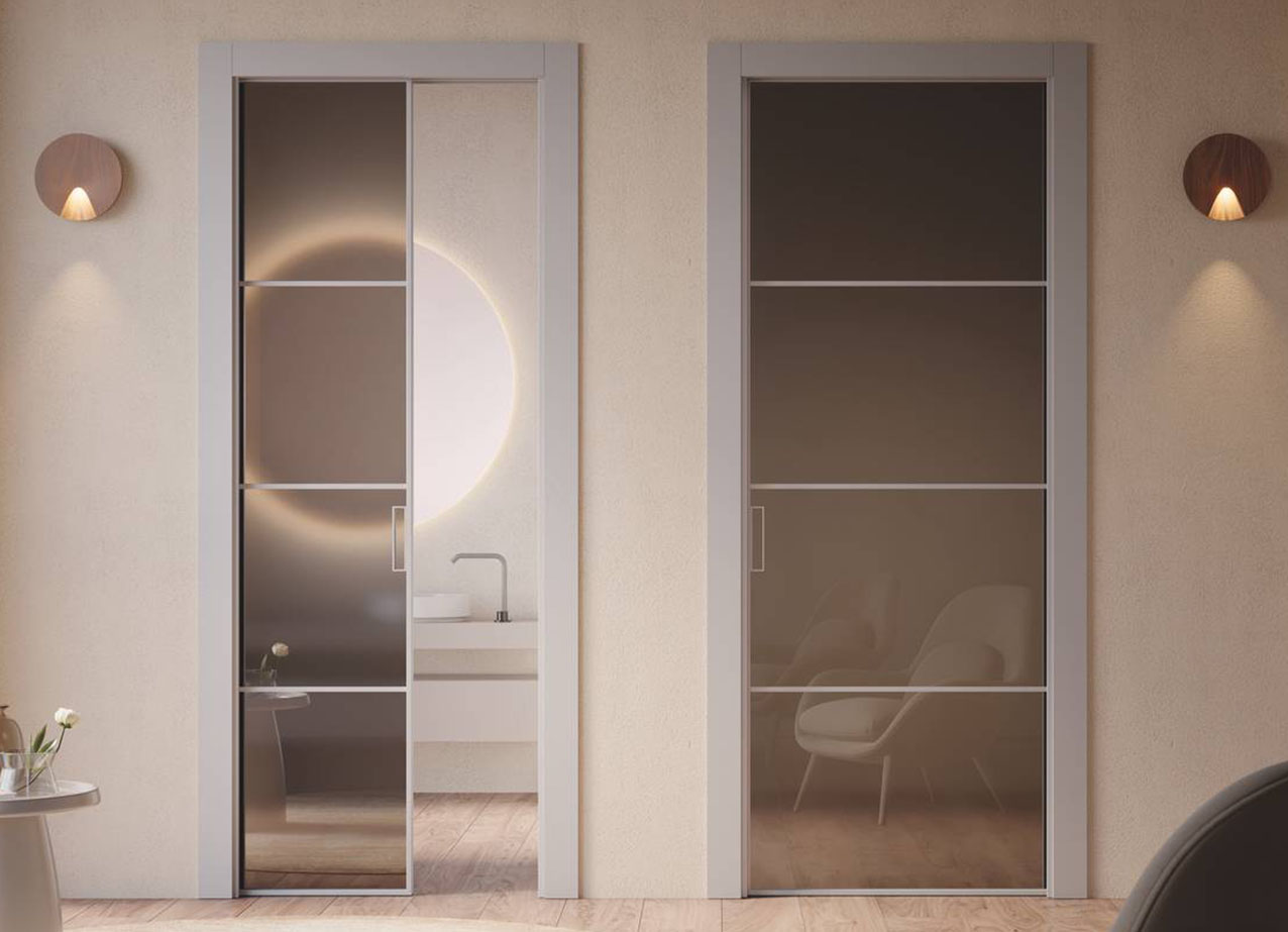 La porta salvaspazio Art.830 della collezione Luce, linea Prestige di GD Dorigo è caratterizzata dall’apertura scorrevole a scomparsa che riduce l’ingombro e dall’anta a vetro che permette di sfruttare la luce naturale dando maggiore respiro agli ambienti. Le porte Luce in vetro e alluminio sono la soluzione per creare divisioni definite e significative. Grazie alla robustezza e alla qualità dei materiali, la porta diventa un elemento distintivo, in grado di caratterizzare lo spazio. Per modulare la luce e il grado di intimità, l’anta è disponibile con diverse finiture in vetro. In foto in finitura laccato metallizzato Alu, maniglia modello Ring e vetro Reflex Bronzo il prezzo è 2.647 euro. www.gd-dorigo.com