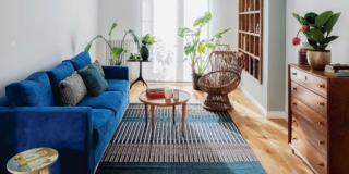 Una casa ristrutturata con nuovi impianti e rivestimenti, recupero delle vecchie porte e poche demolizioni