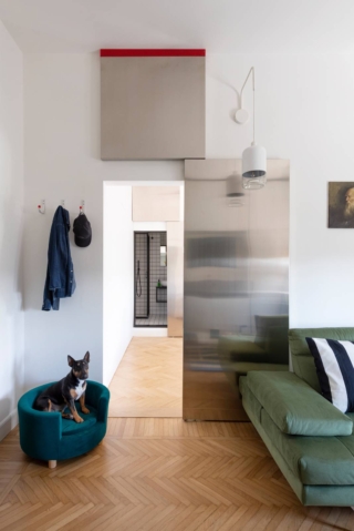 Soggiorno con porta scorrevole in acciaio inox lucidato a specchio Soggiorno con porta scorrevole in acciaio inox lucidato a specchio