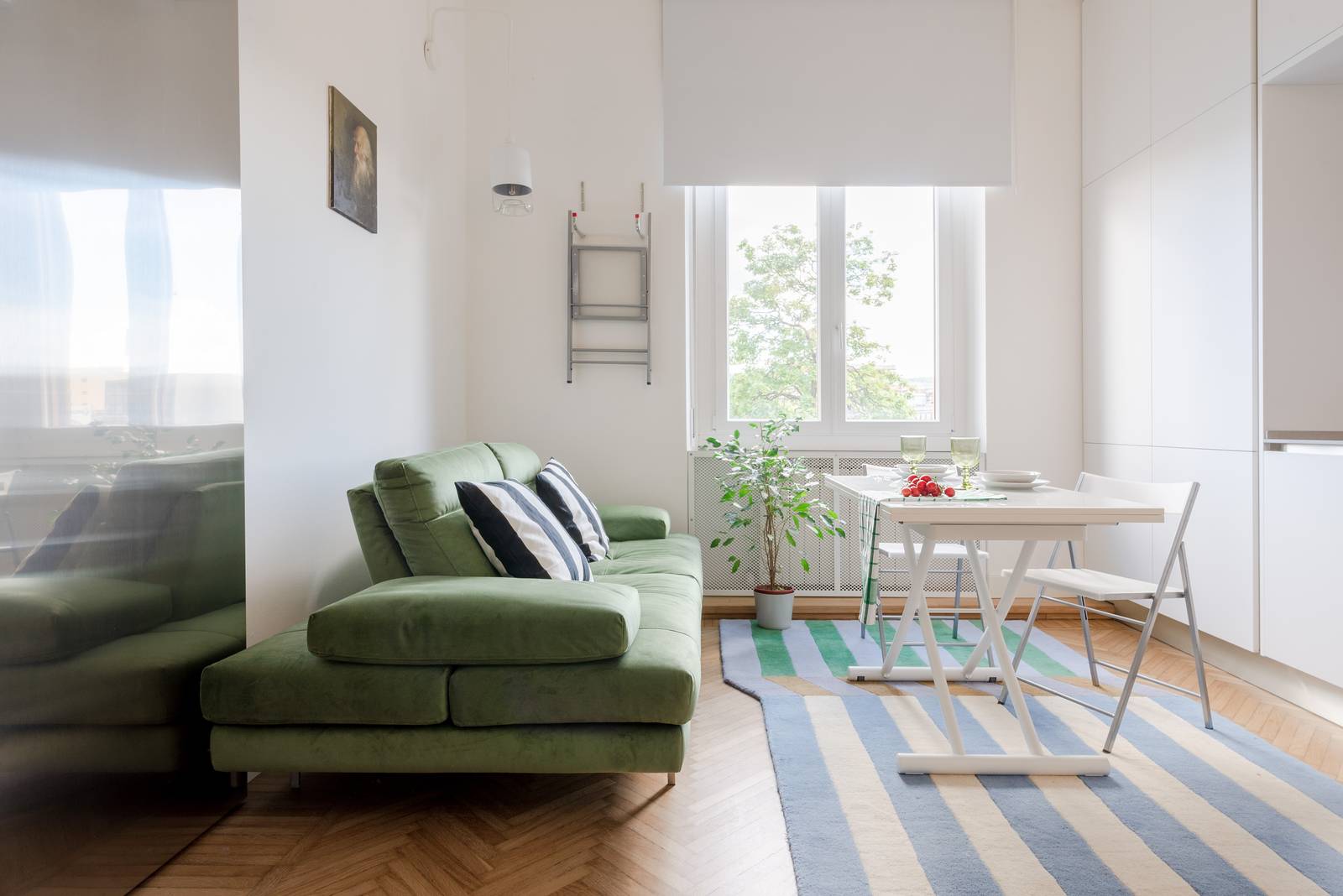 Soggiorno cucina con arredi doppia funzione trasformabili (tavolo) per guadagnare spazio Soggiorno cucina con arredi doppia funzione trasformabili (tavolo) per guadagnare spazio