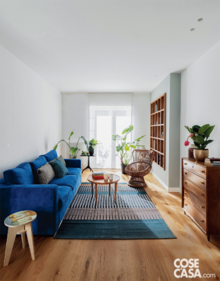 soggiorno divano blu