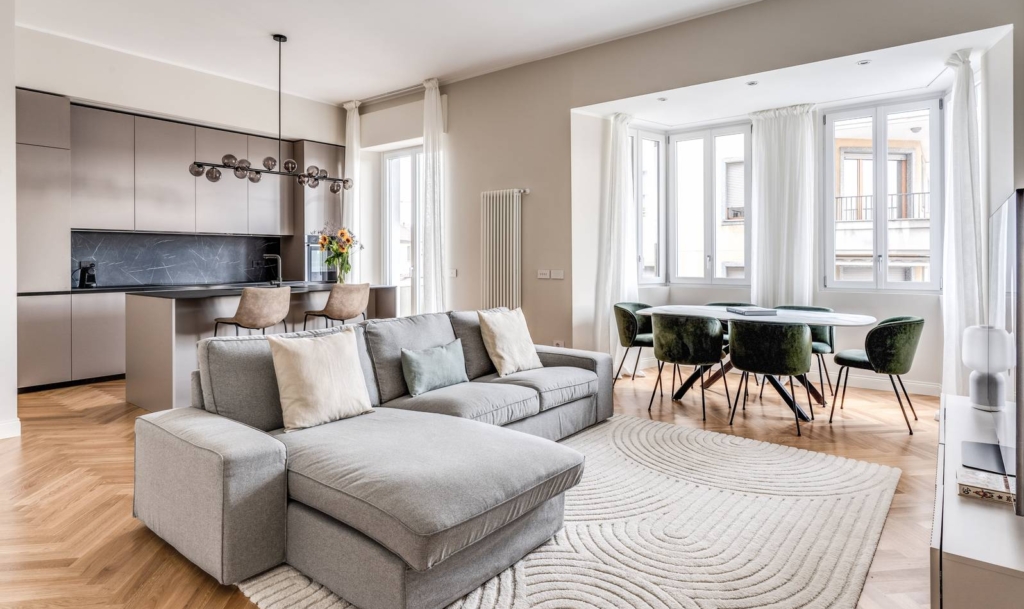 soggiorno e cucina colori neutri Oknoplast_realizzazione-Milano_via-Arnaldo-24-e1746456108399-1024×609