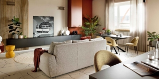 Una casa che raddoppia (quasi) in verticale, con una stanza per suonare nel sottotetto e una per il guardaroba