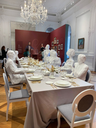 tavola bianca e oro tavola bianca e oro con sfondo i due sposi