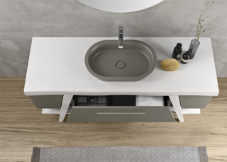 Il top del mobile lavabo della collezione Fratino di Geromin è in frassino bianco come la struttura. La base è in estetica Grigio Londra Opaco. È completato dal lavabo da appoggio Avigo. Il top misura L 161 x P 56 cm e ha uno spessore di 6 cm. Prezzo su richiesta. https://gruppogeromin.com/it/