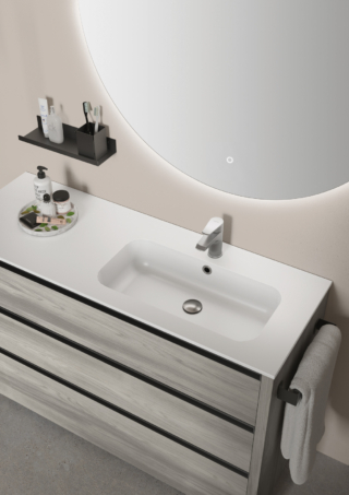 Il piano della consolle Riva di Geromin è realizzato in Mineraltek Opaco. Ha lavabo integrato e base del mobile in finitura Sablè Grigio. Il piano misura L 128 x P 45 cm e ha uno spessore di 1,2 cm. Prezzo su richiesta. https://gruppogeromin.com/it/