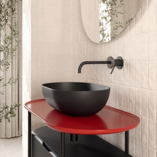 Il piano ovale BOB rosso di Ceramica Globo è in ceramica con bordino sottile e leggermente rialzato. Poggia su di una struttura in tondino di acciaio con cassetto contenitore in MDF laccato della stessa forma del piano ceramico. È disponibile in svariati colori. Misura L 100 x P 52 x H 2,8 cm. Prezzo su richiesta. www.ceramicaglobo.com