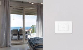 AVE propone diverse tecnologie per il controllo delle tapparelle, a partire dalla serie civile connessa (Wi-Fi), soluzione smart immediata. Attraverso l'installazione di appositi commutatori Wi-Fi, è possibile rendere l'impianto intelligente e gestibile da remoto senza interventi strutturali complessi. La domotica proprietaria (AVEbus) è un sistema filare versatile che, abbinato ad attuatori dedicati, permette una gestione centralizzata e performante dell'automazione. Dal punto di vista estetico si può optare per comandi Touch dal design minimale, Levetta caratterizzata dalla matericità o classici pulsanti. www.ave.it AVE propone diverse tecnologie per il controllo delle tapparelle, a partire dalla serie civile connessa (Wi-Fi), soluzione smart immediata. Attraverso l'installazione di appositi commutatori Wi-Fi, è possibile rendere l'impianto intelligente e gestibile da remoto senza interventi strutturali complessi. La domotica proprietaria (AVEbus) è un sistema filare versatile che, abbinato ad attuatori dedicati, permette una gestione centralizzata e performante dell'automazione. Dal punto di vista estetico si può optare per comandi Touch dal design minimale, Levetta caratterizzata dalla matericità o classici pulsanti. www.ave.it