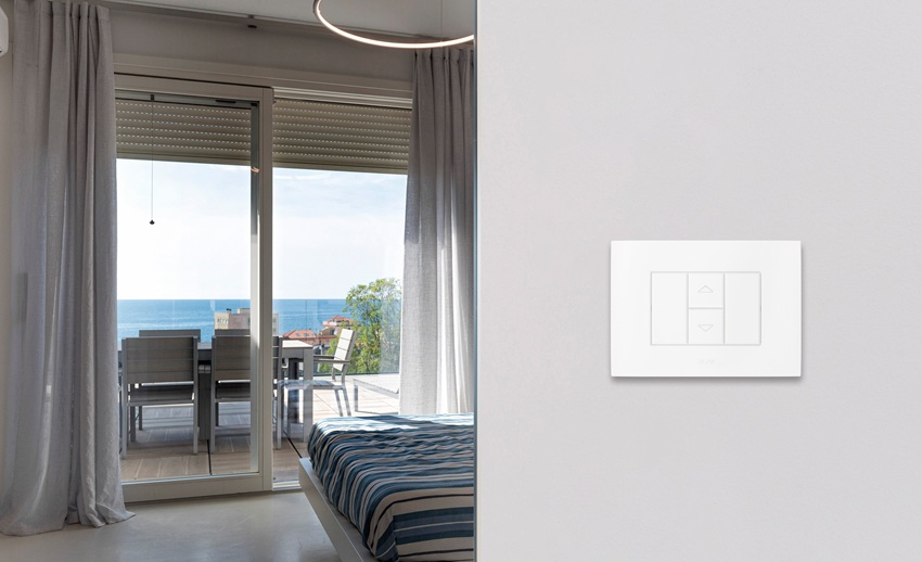 AVE propone diverse tecnologie per il controllo delle tapparelle, a partire dalla serie civile connessa (Wi-Fi), soluzione smart immediata. Attraverso l'installazione di appositi commutatori Wi-Fi, è possibile rendere l'impianto intelligente e gestibile da remoto senza interventi strutturali complessi. La domotica proprietaria (AVEbus) è un sistema filare versatile che, abbinato ad attuatori dedicati, permette una gestione centralizzata e performante dell'automazione. Dal punto di vista estetico si può optare per comandi Touch dal design minimale, Levetta caratterizzata dalla matericità o classici pulsanti. www.ave.it AVE propone diverse tecnologie per il controllo delle tapparelle, a partire dalla serie civile connessa (Wi-Fi), soluzione smart immediata. Attraverso l'installazione di appositi commutatori Wi-Fi, è possibile rendere l'impianto intelligente e gestibile da remoto senza interventi strutturali complessi. La domotica proprietaria (AVEbus) è un sistema filare versatile che, abbinato ad attuatori dedicati, permette una gestione centralizzata e performante dell'automazione. Dal punto di vista estetico si può optare per comandi Touch dal design minimale, Levetta caratterizzata dalla matericità o classici pulsanti. www.ave.it