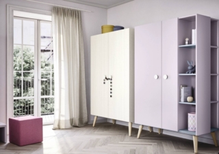 I due armadi Woody di Nidi, a due ante in nobilitato, poggiano su gambe coniche in legno che conferiscono grazia e leggerezza. Sono studiati per camerette di dimensioni contenute e sono integrabili anche ad altri arredi della collezione (sedie, madie, letti e scrivanie). Sono disponibili in due altezze e quattro configurazioni, possono essere attrezzati internamente con tubi appendiabiti in legno o in metallo e con ripiani e cassettiere. Esternamente è possibile inserire nel fianco dei vani contenitore per riporre libri, oggetti e giochi. Ogni componente può essere personalizzato nel colore e con ampia scelta di maniglie e pomoli in legno da combinare fra loro in diametri e cromie diverse. Misure
L 120 x P 60,6 x H 189,7 o 208 cm.
Prezzo bianco, a partire da 700 euro + Iva; lilla a partire da 982 euro + iva. www.nidi.it