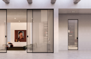 Coordinabilità stilistica tra il sistema scorrevole Scenario Delineo e la porta battente filomuro Cristal Frame Zero, entrambi con anta con profilo laccato nero e cristallo Textil Trasparente Extrachiaro Bianco con maniglia Wave.