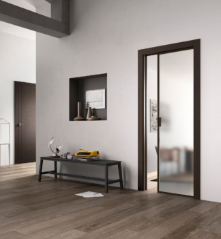 Sistema con scorrimento interno muro Cristal Frame con anta in cristallo lucido brown con profilo in alluminio e telaio Evoluto Eleva.