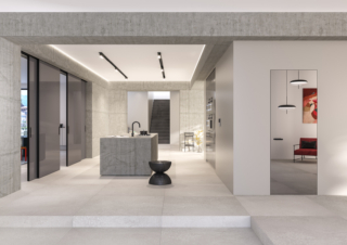 Porta battente filomuro Cristal Premium Zero con anta in cristallo specchio doppio vetro abbinata al sistema scorrevole Scenario Premium in cristallo stratificato che racchiude un’anima tamburata che ne aumenta le prestazioni fonoassorbenti.