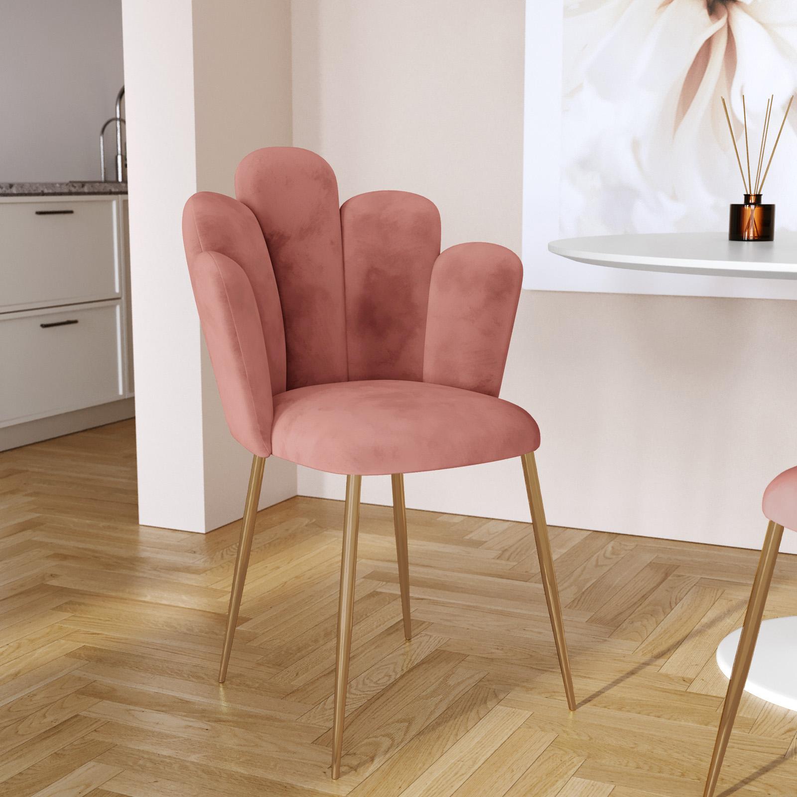 La sedia imbottita Pedersen di Deghi ha uno schienale a conchiglia e un rivestimento in soffice velluto che la rendono avvolgente ed elegante. La gambe in metallo in finitura oro e il suo colore rosa antico, uniti al suo design particolare, catturano l'attenzione. È particolarmente adatta alla sala da pranzo. Prezzo 76,99 euro. www.deghi.it