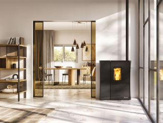 È canalizzabile la stufa a pellet stagna Cherie Slim 9+ di Edilkamin con rivestimento in vetro, profili sciancrati e una profondità di soli 25 cm. È canalizzabile la stufa a pellet stagna Cherie Slim 9+ di Edilkamin con rivestimento in vetro, profili sciancrati e una profondità di soli 25 cm.