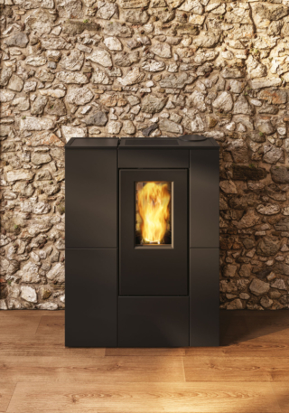 Stufa Tratto 9+ di Edilkamin, salvaspazio, qui con rivestimento in acciaio nero, disponibile anche nella versione a convezione naturale, per la massima silenziosità. Stufa Tratto 9+ di Edilkamin, salvaspazio, qui con rivestimento in acciaio nero, disponibile anche nella versione a convezione naturale, per la massima silenziosità.