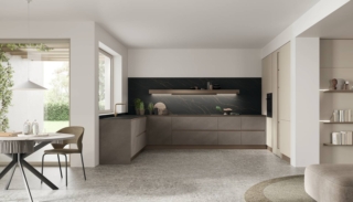 Pet opaco Cachemere, laminato Malta Ombra, top HPL Oro Nero.
Matt Cachemere Pet, Malta Ombra laminate, Oro Nero HPL worktop.Infinity con ante in laminato Malta Ombra, colonne in Pet Cachemere Opaco e top in HPL Oro Nero