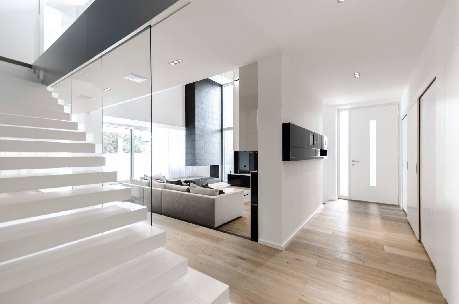 Portoncino HT 310 di Internorm per una casa moderna, dai colori neutri