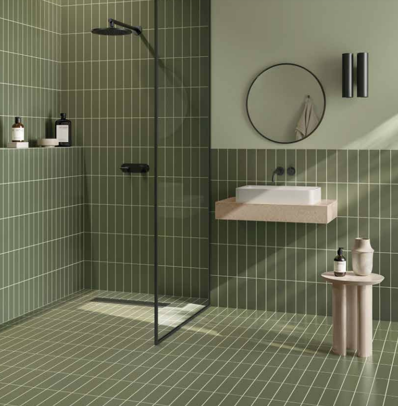 Per pareti e pavimento,  collezione Color Fill di di Kerakoll (stucchi e sigillanti), disponibile in 50 colori. In foto Fugalite Color KK 55. https://it.kerakoll.com/