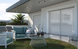 L'avvolgibile in alluminio estruso Alika Flat di Kikau è disponibile in versione blindata, in classe RC2. Ha profili rinforzati, dispositivo antisollevamento, terminali antistrappo, puntali acciaio, riscontri e serratura incassata da fascia. In posizione di chiusura intermedia le lamelle sono distanziate di 25 mm, filtrando la luce, rendendolo anche frangisole. Il movimento elettrico è comandato a pulsante a parete, ma può essere integrato nei sistemi domotici e con app di controllo remoto. www.kikau.it L'avvolgibile in alluminio estruso Alika Flat di Kikau è disponibile in versione blindata, in classe RC2. Ha profili rinforzati, dispositivo antisollevamento, terminali antistrappo, puntali acciaio, riscontri e serratura incassata da fascia. In posizione di chiusura intermedia le lamelle sono distanziate di 25 mm, filtrando la luce, rendendolo anche frangisole. Il movimento elettrico è comandato a pulsante a parete, ma può essere integrato nei sistemi domotici e con app di controllo remoto. www.kikau.it