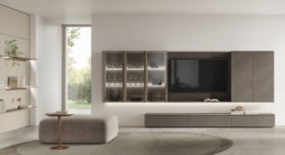 Nel living, la composizione in PET opaco
Cachemere si distingue per le vetrine Slim con
scocca in tinta, un dettaglio che dona continuità
cromatica e raffinatezza all’insieme. Il telaio
delle ante, anch’esso coordinato, dialoga con
la trasparenza del vetro e i dettagli metallici,
richiamando le finiture presenti in cucina.
I ripiani illuminati e i led integrati nella boiserie
completano l’ambiente con giochi di luce
discreti e sofisticati.Living – Vetrine Slim con scocca in tinta