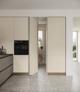 Un Modulo di passaggio Elios per zona dispensa
si inserisce con discrezione tra le colonne in Pet
opaco Cachemere, mantenendo la continuità
visiva della composizione. Una soluzione vedonon
vedo che consente di accedere a uno spazio
dedicato alla dispensa, creando due ambienti
distinti ma perfettamente comunicanti.Modulo di passaggio Elios in Pet Cachemere Opaco