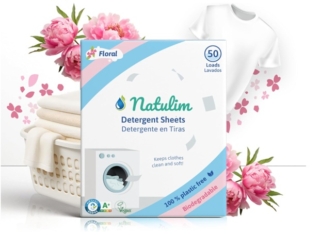 Natulim detersivo in strisce per lavatrice offre una formula efficace che rimuove sporco e cattivi odori rispettando i tessuti; è adatto anche per lavaggi a freddo. È realizzato con ingredienti selezionati, più rispettosi per l’ambiente, che al tempo stesso lasciano i vestiti morbidi. Prezzo 12,95 euro. www.amazon.it