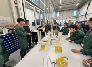 Durante la Schüco Masterclass del Serramento sono previste esperienza pratiche in officina. www.schueco.it