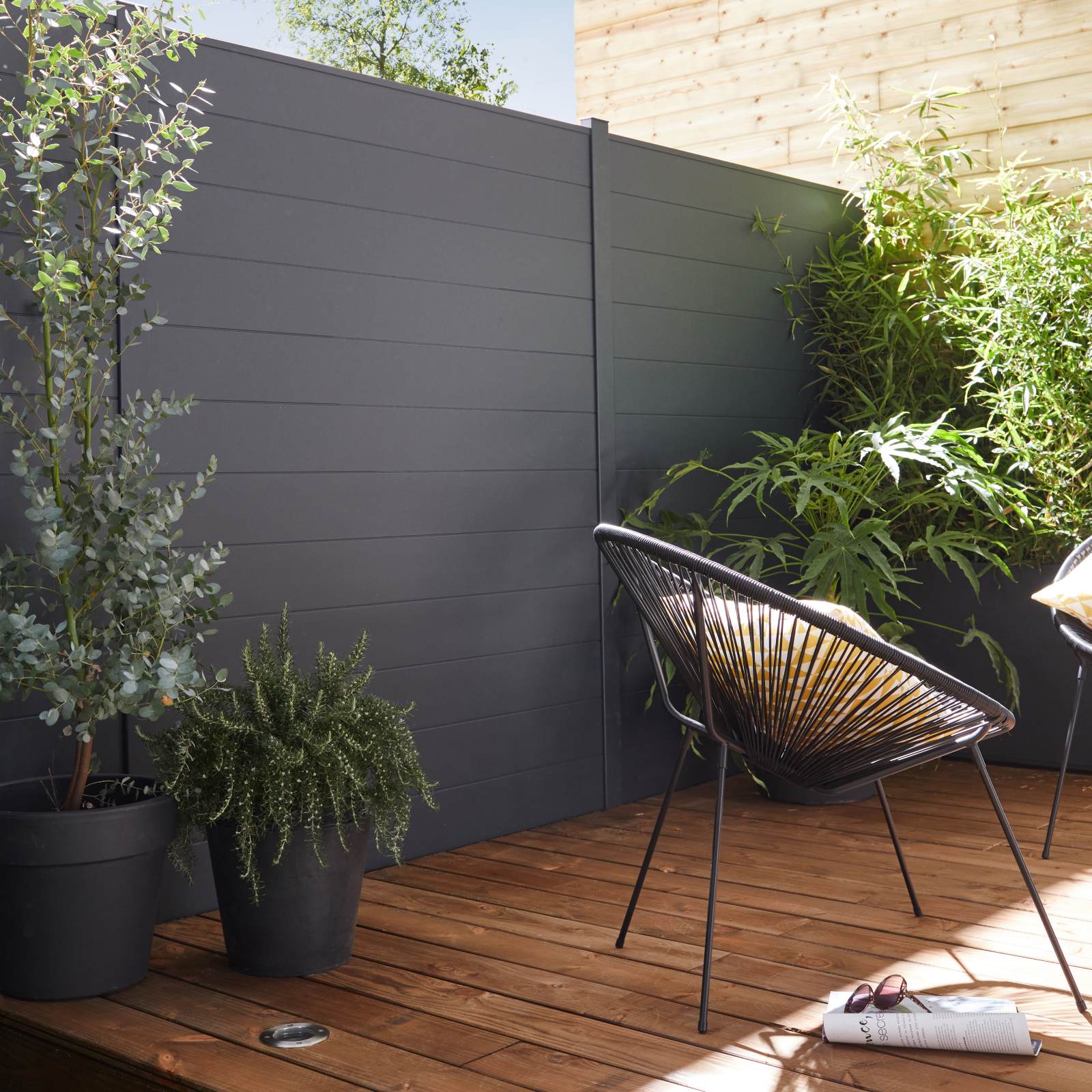 La sedia da giardino Acapulco di Leroy Merlin è realizzata in acciaio nero verniciato a polvere con seduta in rattan sintetico intrecciato. Il suo design moderno la rende adatta a tutti gli usi, dal giardino al patio, fino al soggiorno. Pratica e maneggevole, può essere impilata comodamente per risparmiare spazio nei momenti in cui non serve. Prezzo 59,90 euro. www.leroymerlin.it