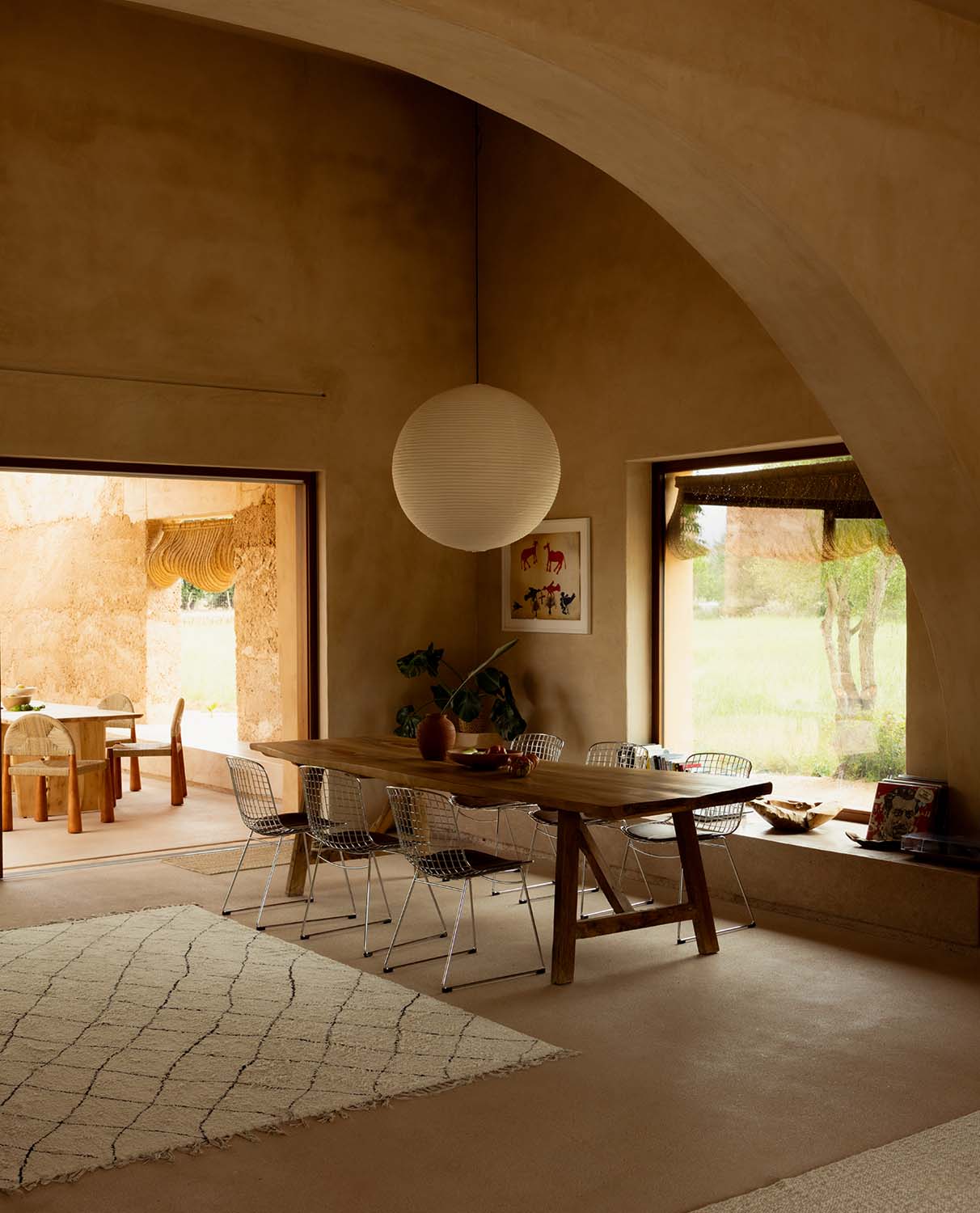 Eleganza e design si uniscono in Aras di The Masie, una sedia da pranzo con schienale basso, realizzata in rete d'acciaio con base a slitta.  Si può poi optare optare per il cuscino imbottito in similpelle che contrasta con la struttura in tondino di metallo. La disposizione delle gambe offre una maggiore stabilità; sono inclusi anche alcuni tasselli per prendersi cura del pavimento della stanza. Prezzo 99,95 euro. www.themasie.com