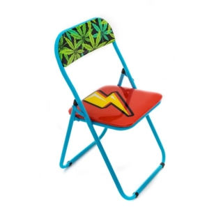 Flash di Seletti è una sedia pieghevole dal design creativo e pop, frutto della collaborazione tra Seletti e lo studio di design Studio Job. Realizzata con struttura in metallo e seduta e schienale in PVC stampato, si distingue per la grafica Flash con fulmine colorato che le conferisce un carattere ironico e artistico. È pratica e compatta, ideale come complemento d’arredo originale per spazi interni che vogliono un tocco di personalità. Prezzo 89 euro. www.seletti.it